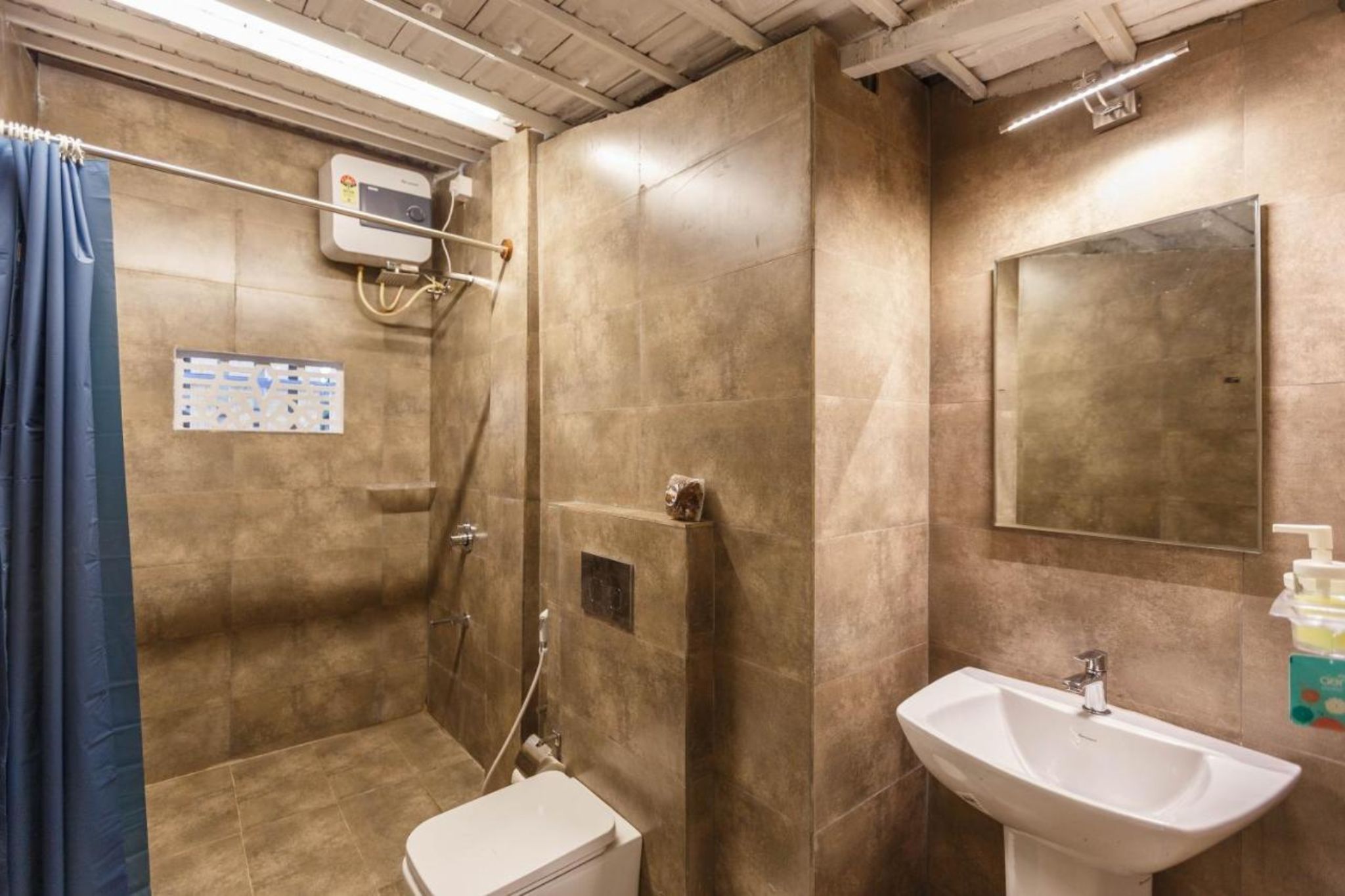 Thiết kế toilet và phòng tắm dùng chung trong hostel 14